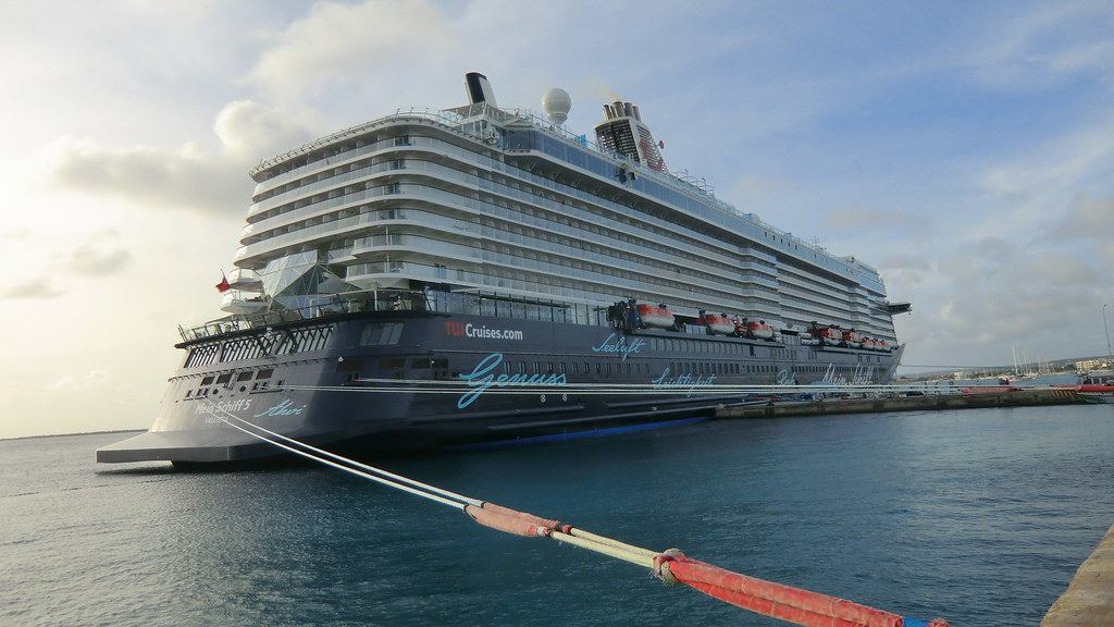 Crucero atracado en un puerto del Caribe