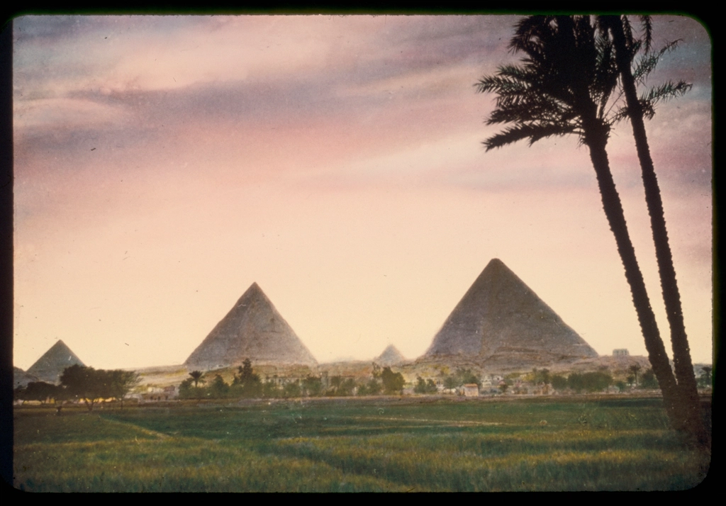 Pirámides de Giza al atardecer con palmeras