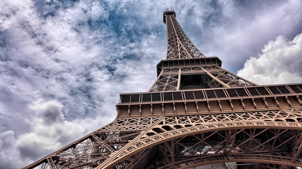 Torre Eiffel en París vista desde abajo